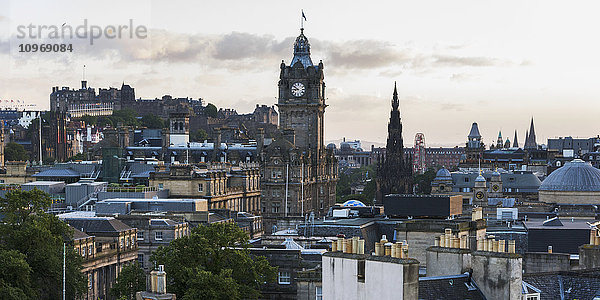 Großer Uhrenturm über einer Stadtlandschaft bei Sonnenaufgang; Edinburgh  Schottland'.