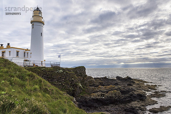 Ein Leuchtturm an der Küste; Schottland'.