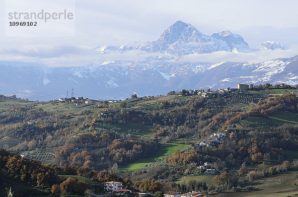 Blick auf die Landschaft mit dem Gipfel der Maiella im Hintergrund; Abruzzen  Italien'.
