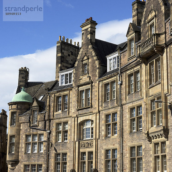 Ein großes Gebäude mit brauner Steinfassade und vielen Fenstern; Edinburgh  Schottland'.