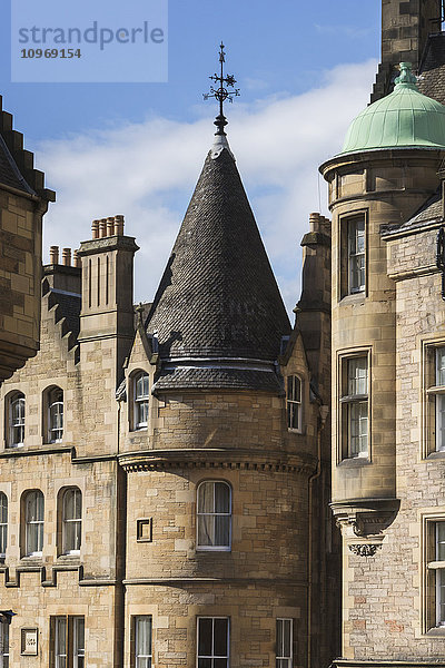Gebäude mit kegelförmigem Dach mit Wetterfahne; Edinburgh  Schottland'.