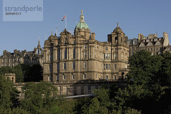 Ein Gebäude mit einer Union-Jack-Flagge und einer grünen Kuppel vor blauem Himmel; Edinburgh  Schottland