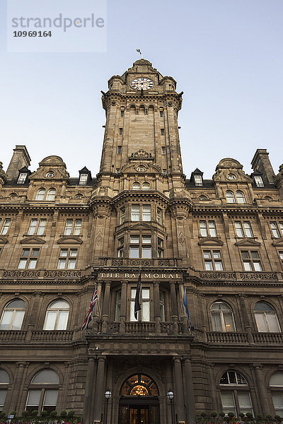 Ansicht des Balmoral Hotels und des Uhrenturms von unten nach oben; Edinburgh  Schottland