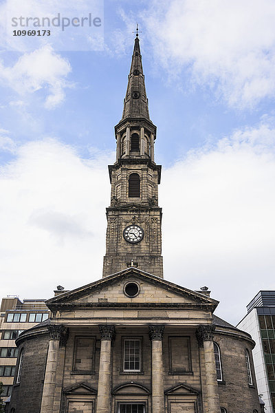 Niedriger Blickwinkel auf ein Gebäude mit einem Uhrenturm; Edinburgh  Schottland
