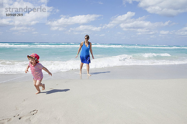 Kind rennt und weint mit seiner Mutter am Strand; Varadero  Kuba'.