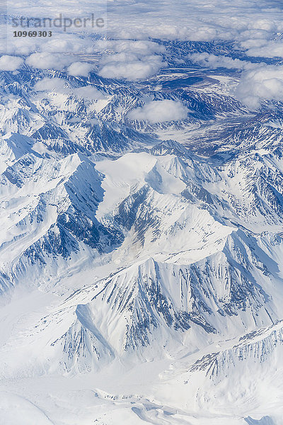 Luftaufnahme von schneebedeckten Bergen in der Nähe von Anchorage  Southcentral Alaska  USA  Frühling