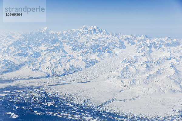 Luftaufnahme des Denali und des schneebedeckten Mt. Foraker mit dem Buckskin-Gletscher im Vordergrund  Inner-Alaska  USA  Winter