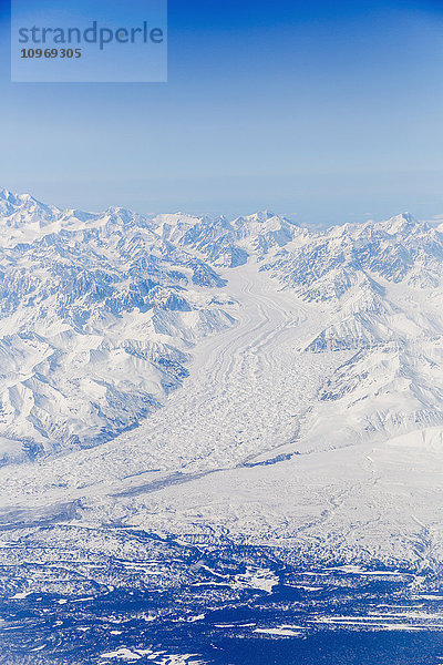 Luftaufnahme eines schneebedeckten Buckskin-Gletschers  der in den Vordergrund läuft  Alaska Range  Inner-Alaska  USA  Winter