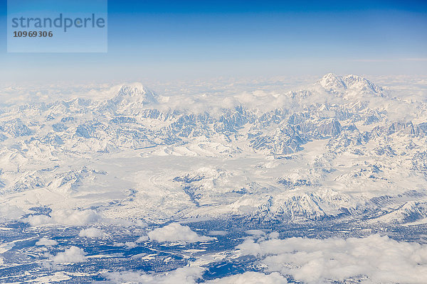 Luftaufnahme von Denali und Mt. Foraker mit Schnee bedeckt  Alaska Range  Inneres Alaska  USA  Winter