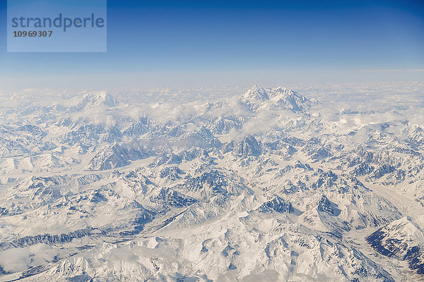 Luftaufnahme von Denali und Mt. Foraker mit Schnee bedeckt  Alaska Range  Inneres Alaska  USA  Winter