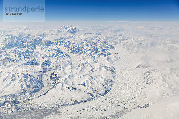 Luftaufnahme des Denali und des schneebedeckten Mt. Foraker mit dem Buckskin-Gletscher im Vordergrund  Inner-Alaska  USA  Winter