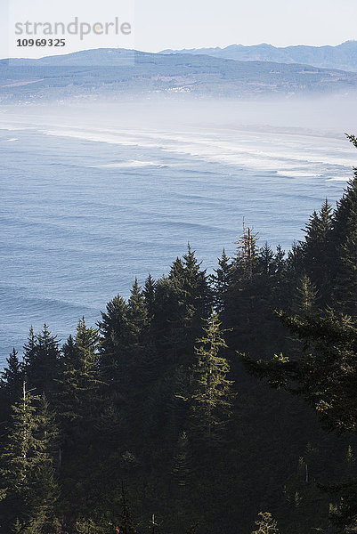 Cape Lookout erstreckt sich von der Küste aus; Netarts  Oregon  Vereinigte Staaten von Amerika'.