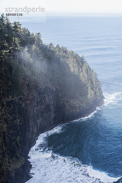 Blick vom Cape Lookout auf den weiten Pazifik; Netarts  Oregon  Vereinigte Staaten von Amerika'.