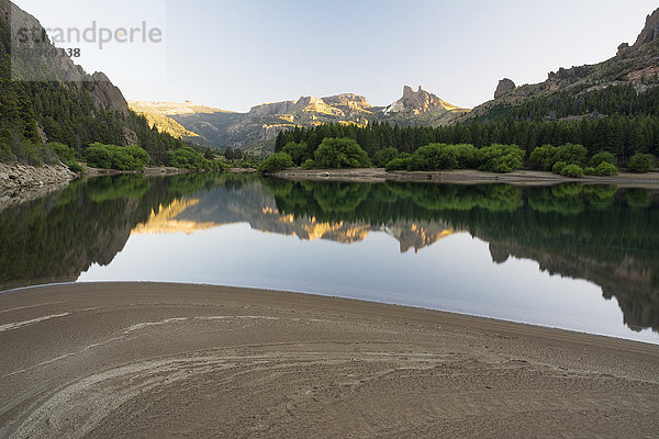 Wüstenhügel  die sich bei Sonnenaufgang in einem ruhigen Fluss spiegeln; Bariloche  Argentinien'.