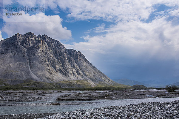 Dramatischer Himmel entlang der Marsh Fork des Canning River im Arctic National Wildlife Refuge  Sommer  Alaska