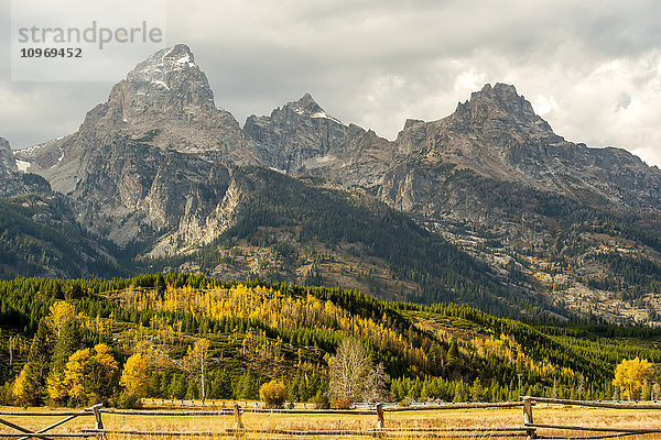 Grand-Teton-Kette im Herbst  Grand-Teton-Nationalpark; Wyoming  Vereinigte Staaten von Amerika'.