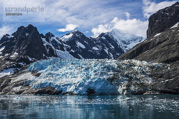 Blauer Gletscher zwischen schneebedeckten Bergen und Fjord; Antarktis'.