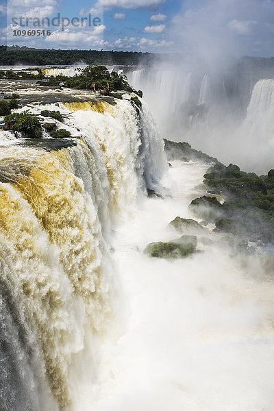 Regenbogen in der Gischt der Iguazu-Fälle; Parana  Brasilien'.