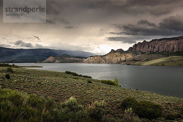 Das Wasser und die Felsen des Blue Mesa Reservoirs mit stimmungsvollen Wolken und interessantem Licht; Gunnison  Colorado  Vereinigte Staaten von Amerika'.