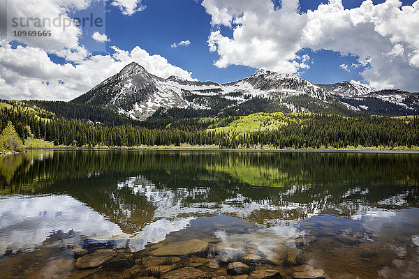 Der schneebedeckte East Beckwith Mountain im Hintergrund spiegelt sich im Lost Lake Slough; Colorado  Vereinigte Staaten von Amerika'.