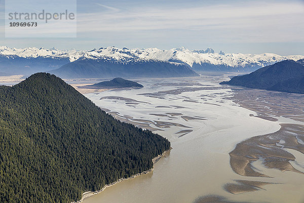 Luftaufnahme der Woronkofski-Insel im Delta des Stikine-Flusses  bei Ebbe ist das Watt unter den schneebedeckten Gipfeln im Hintergrund sichtbar; Wrangell  Alaska  Vereinigte Staaten von Amerika'.