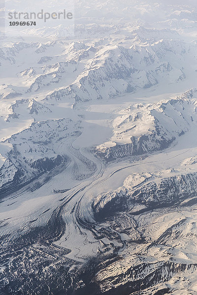 Luftaufnahme von schneebedeckten Bergen und Gletschern in der Küstenregion  Südost-Alaska; Alaska  Vereinigte Staaten von Amerika'.
