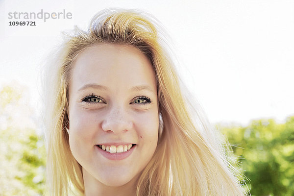 Porträt einer schönen jungen Frau mit langen blonden Haaren in einem Stadtpark; Edmonton  Alberta  Kanada'.
