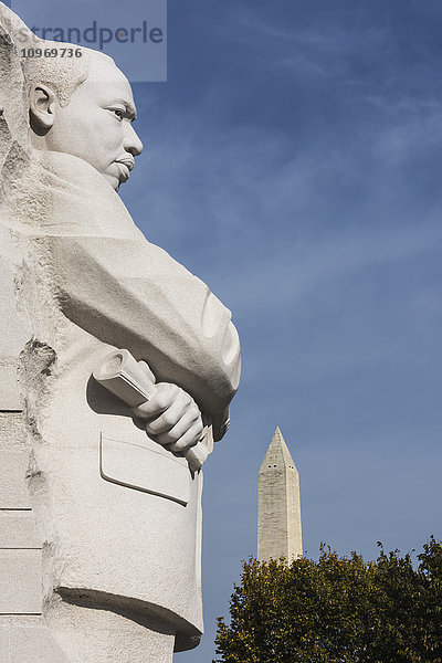 Martin Luther King Junior Memorial  auf einem vier Hektar großen Gelände am Tidal Basin gelegen  2011 eingeweiht  30 Fuß große Granitskulptur Stone of Hope von Lei Yixen  im Hintergrund das Washington Monument; Washington  District of Columbia  Vereinigte Staaten von Amerika