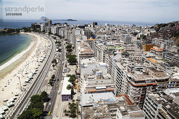 Der Blick auf den Copacabana-Strand von oben in Richtung Ipanema; Rio de Janeiro  Brasilien