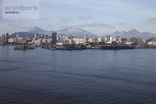 Hafen und Skyline von Rio de Janeiro; Rio de Janeiro  Brasilien'.