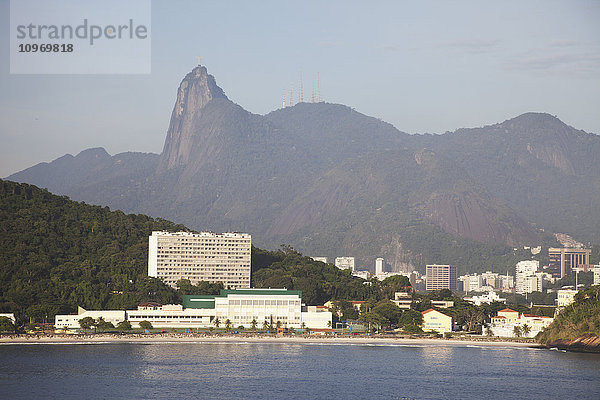 Strand von Fora  Christus der Erlöser-Statue; Rio de Janeiro  Brasilien'.