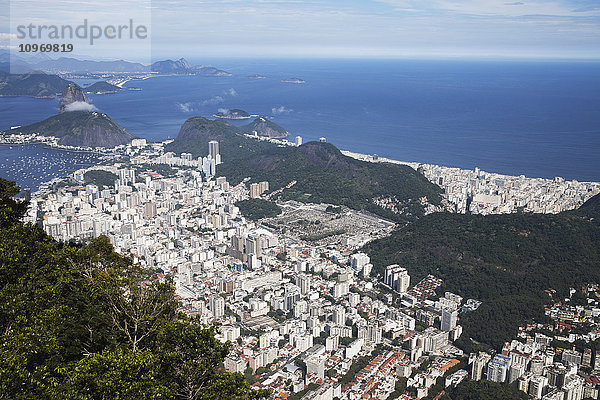 Blick auf Rio und den Zuckerhut von der Christus-Erlöser-Statue  Corcovado-Berg  Tijaca-Nationalpark; Rio de Janeiro  Brasilien'.