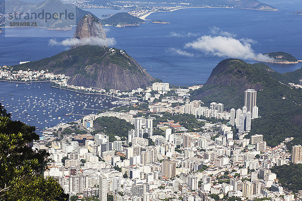 Blick auf Rio und den Zuckerhut von der Christus-Erlöser-Statue  Corcovado-Berg  Tijaca-Nationalpark; Rio de Janeiro  Brasilien'.