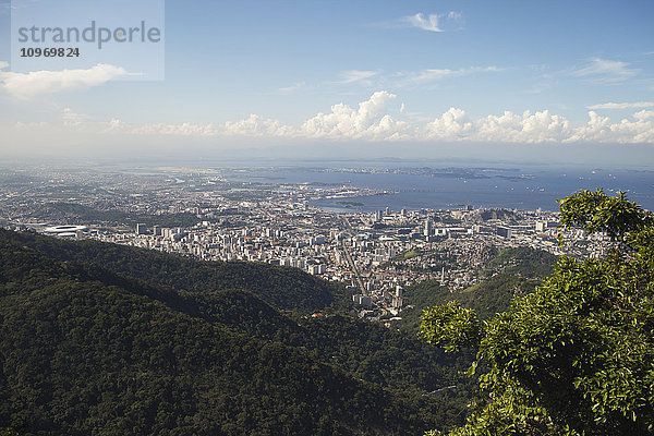 Blick auf das Stadtzentrum von Rio von der Christus-Erlöser-Statue  Berg Corcovado  Tijaca-Nationalpark; Rio de Janeiro  Brasilien'.
