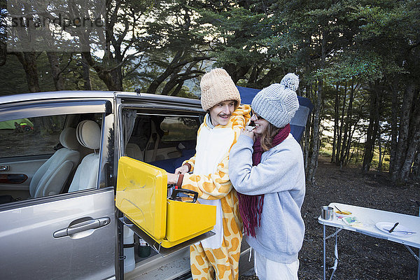 Ein junges Paar zeltet und hält sich am Mavora Lake warm; Mavora  Southland  Neuseeland'.