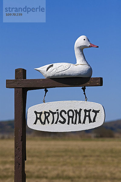 Geschnitzte hölzerne Ente auf einem Schild; Quebec  Kanada'.