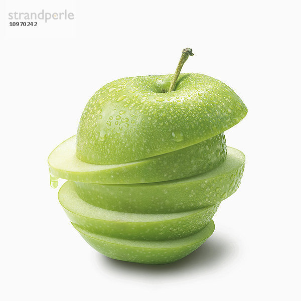 Ein grüner Apfel  in Scheiben geschnitten und auf einem weißen Hintergrund aufgeschichtet; Toronto  Ontario  Kanada