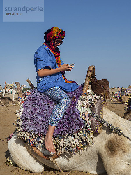 Tourist bereit für eine Kamelwanderung am Strand; Essaouira  Marokko