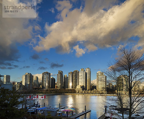 Kanada-Flaggen und Wohngebäude entlang der Uferpromenade  Granville Island; Vancouver  British Columbia  Kanada'.