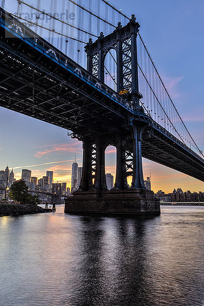 Manhattan Bridge und NYC Skyline bei Sonnenuntergang  Brooklyn Bridge Park; Brooklyn  New York  Vereinigte Staaten von Amerika'.
