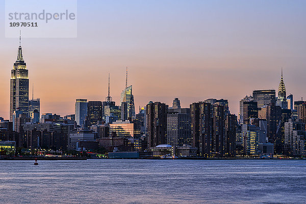 Skyline von Midtown Manhattan bei Sonnenuntergang; New York  New York  Vereinigte Staaten von Amerika'.