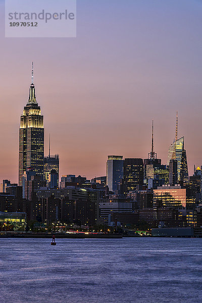 Empire State Building bei Sonnenuntergang; New York City  New York  Vereinigte Staaten von Amerika'.