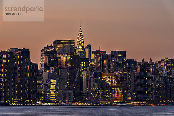 Skyline von Midtown Manhattan bei Sonnenuntergang; New York City  New York  Vereinigte Staaten von Amerika'.