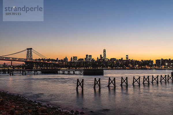 Sonnenuntergang über Lower Manhattan in der Nähe des World Trade Center und der Williamsberg Bridge; Brooklyn  New York  Vereinigte Staaten von Amerika'.