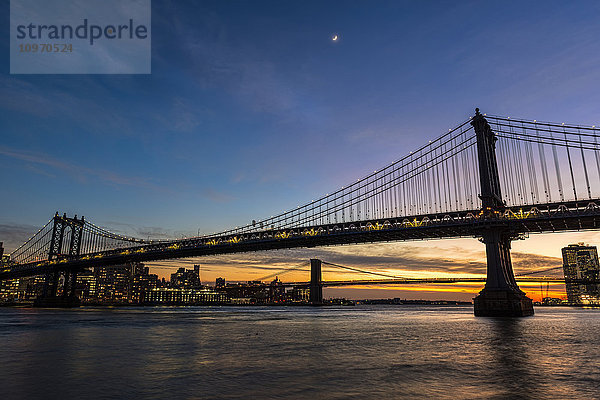 Manhattan- und Brooklyn-Brücke in der Dämmerung; New York City  New York  Vereinigte Staaten von Amerika'.
