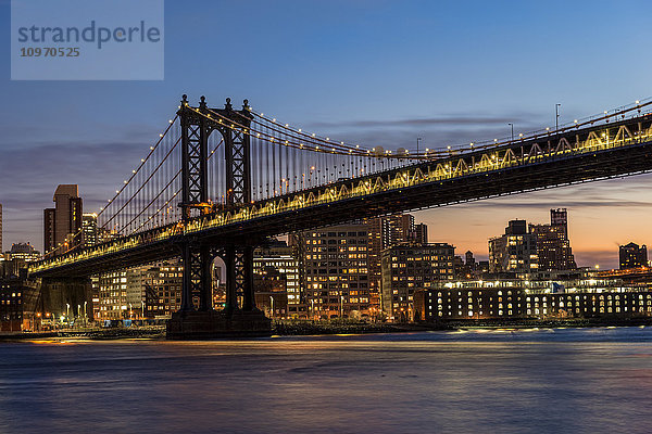 Manhattan Bridge in der Dämmerung; Brooklyn  New York  Vereinigte Staaten von Amerika'.