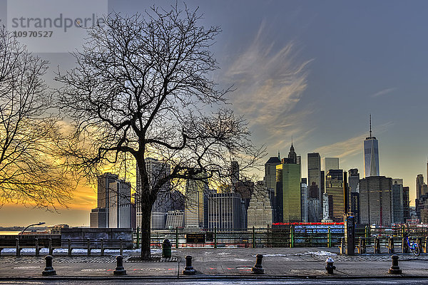 Lower Manhattan bei Sonnenuntergang  Sitzgelegenheit in der Fruit Street; Brooklyn  New York  Vereinigte Staaten von Amerika'.