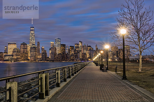 Skyline von Manhattan in der Dämmerung  Liberty State Park; Jersey City  New Jersey  Vereinigte Staaten von Amerika'.