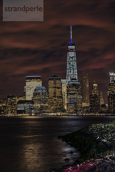 Skyline von Manhattan in der Dämmerung  Liberty State Park; Jersey City  New Jersey  Vereinigte Staaten von Amerika'.