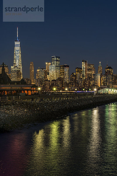 Skyline von Manhattan in der Dämmerung  Liberty State Park; Jersey City  New Jersey  Vereinigte Staaten von Amerika'.